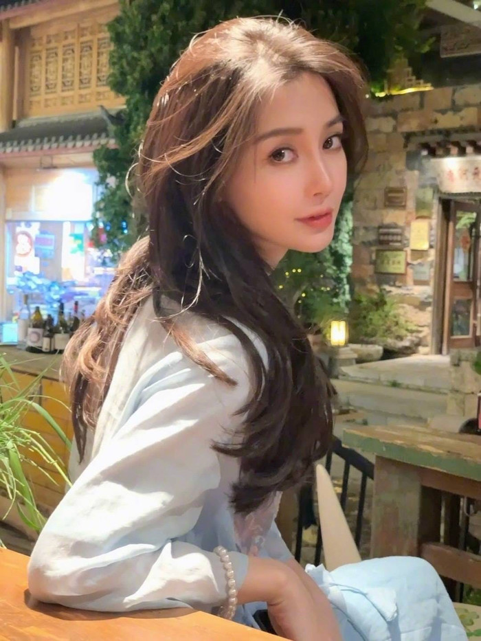 Angelababy cô đơn lẻ bóng trong khi chồng cũ đi hẹn hò.