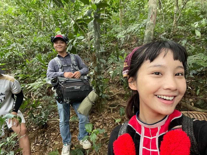 Thu Hà Ceri trong quá trình quay 'Đi Giữa Trời Rực Rỡ'.