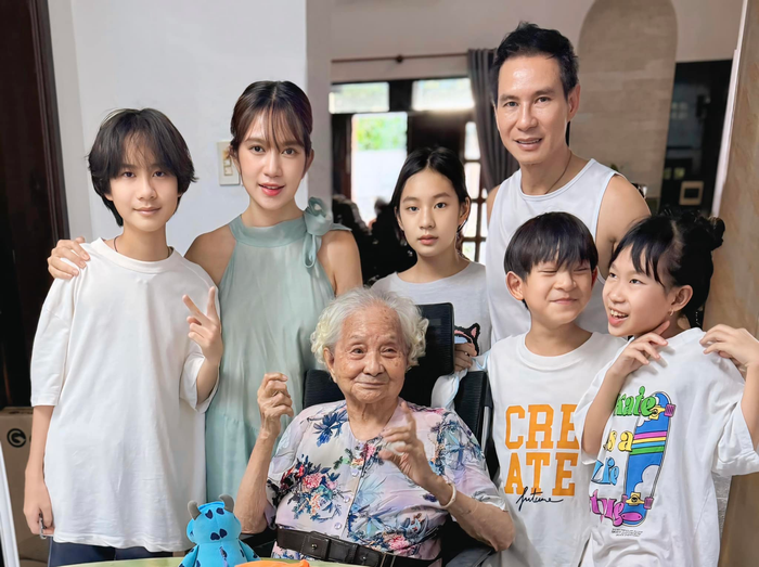 Lý Hải khoe ảnh cùng vợ con về quê nhà Mỹ Tho để thăm mẹ.