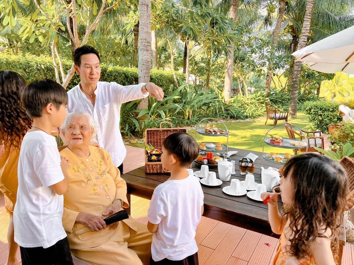 Lý Hải thường xuyên đưa mẹ đi du lịch, dành nhiều tình cảm đặc biệt cho bà.