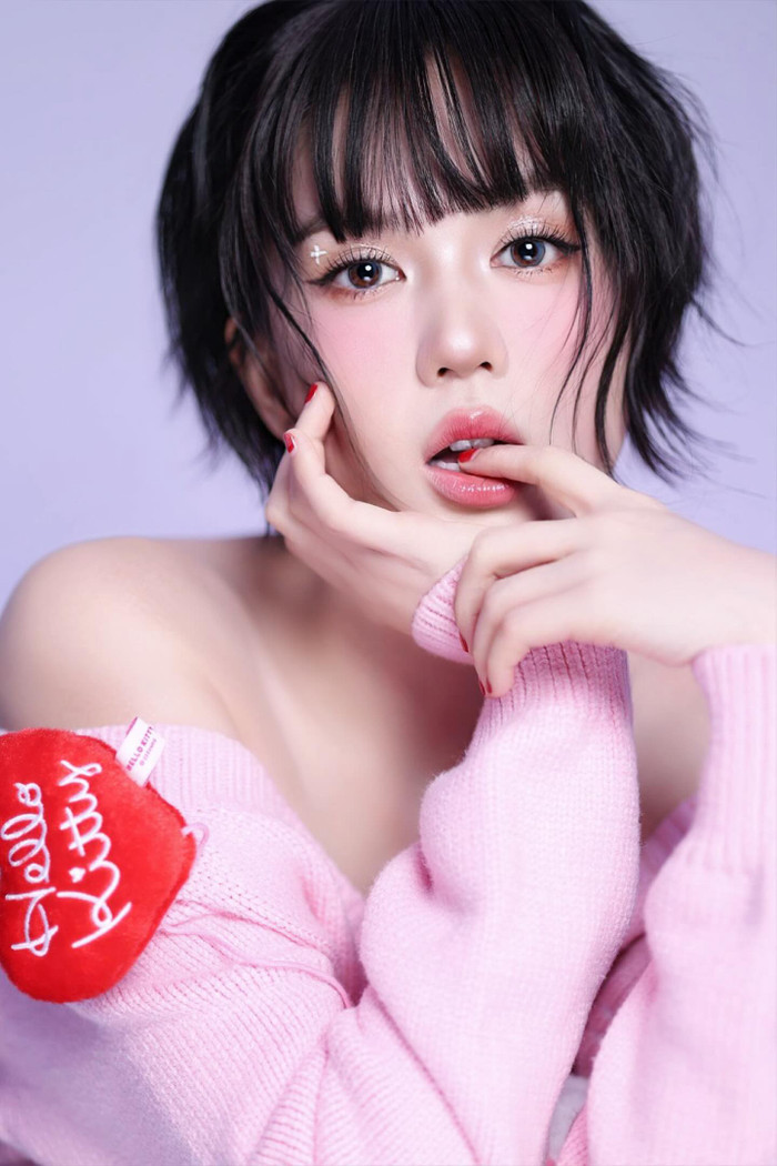 Ngọc Trinh là mỹ nhân Việt đầu tiên có động thái 'đu trend' Hello Kitty.