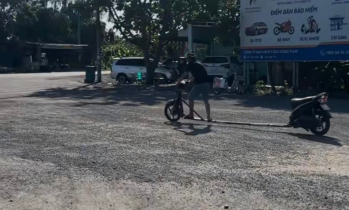 Thân xe và đầu xe được nối với nhau bằng những đoạn nối dài gần 2 mét. 