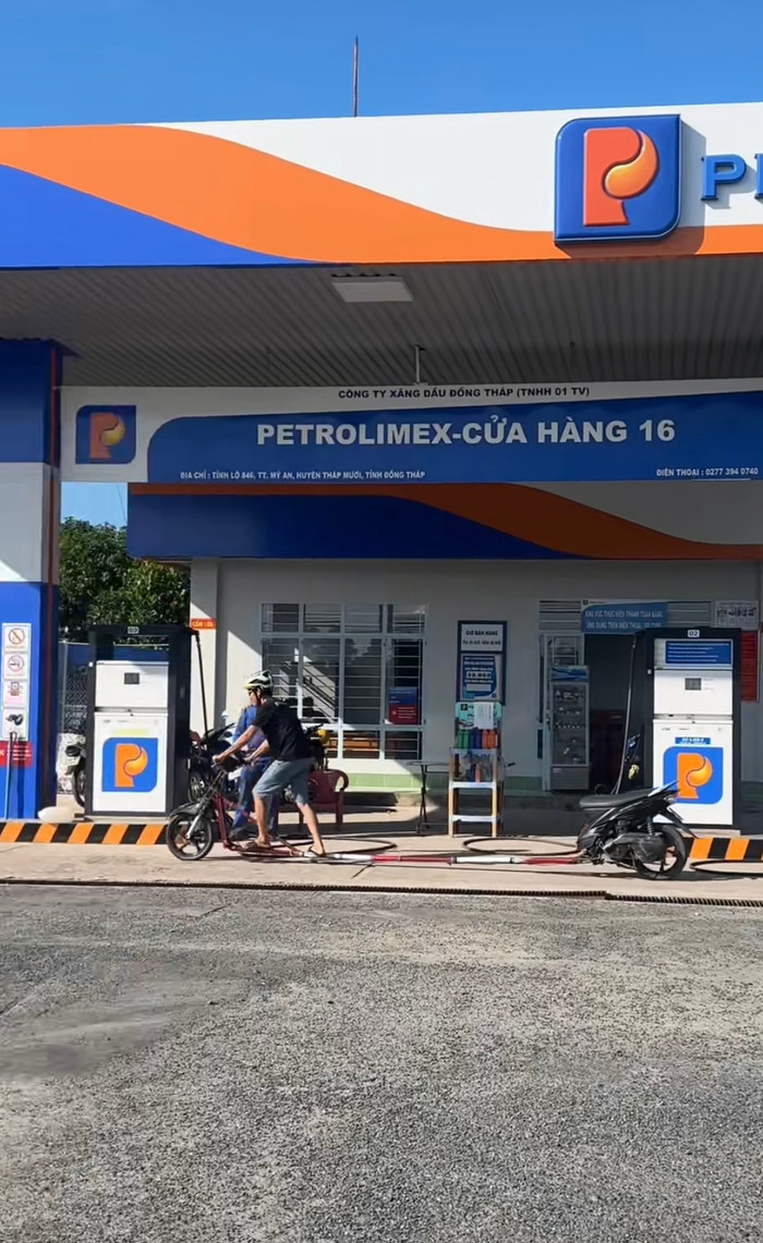 Hình ảnh anh đứng lái chiếc xe máy kỳ lạ này đã nhanh chóng trở thành tâm điểm bàn tán sôi nổi trên mạng xã hội.