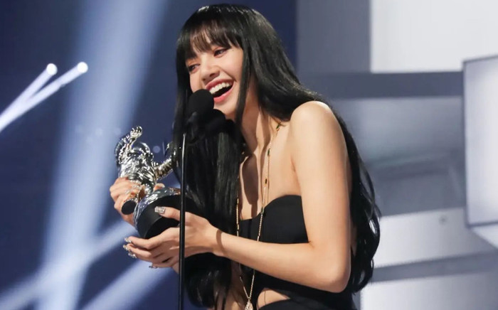 Vắng BLACKPINK, Lisa xuất hiện tại MTV VMAs 2024 với vai trò đặc biệt Ảnh 2