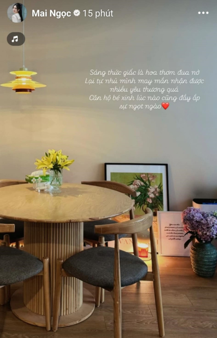 Cô chia sẻ, căn hộ bé xinh luôn đầy ắp hoa.