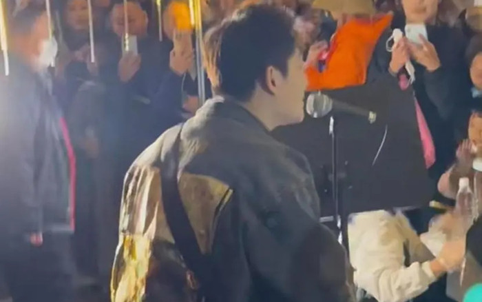 Nam ca sĩ mất sự nghiệp vì ngoại tình, bị bắt gặp bán đồ ăn, hát dạo chợ đêm mưu sinh Ảnh 2