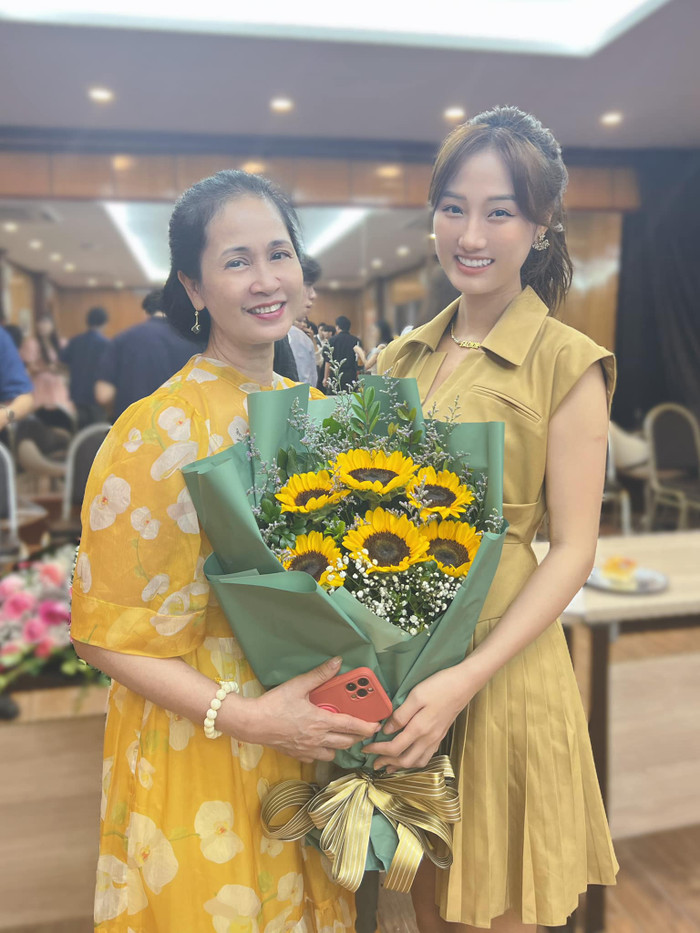 Hoàng Khánh Ly chụp ảnh cùng NSND Lan Hương sau khóa học diễn xuất do VFC tổ chức.