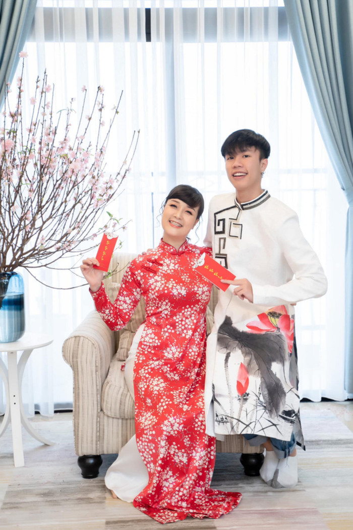 Long Vũ và mẹ Vân Dung