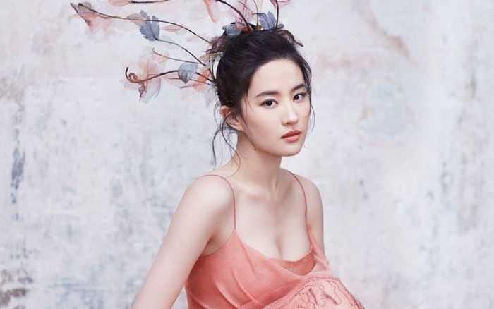 Lưu Diệc Phi hiếm hoi hở bạo khoe đôi gò bồng đảo căng tràn Ảnh 2