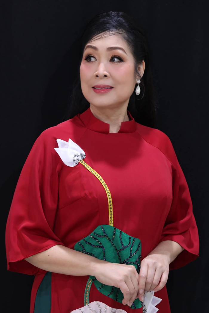 Ở tuổi U60, NSND Hồng Vân vẫn cháy hết mình với đam mê nghệ thuật.