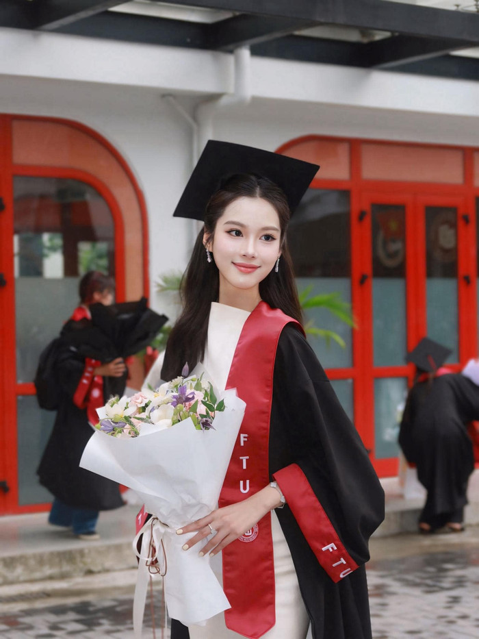 Nữ sinh khiến dân tình xuýt xoa với sự xinh đẹp trong ngày Tốt nghiệp Đại học
