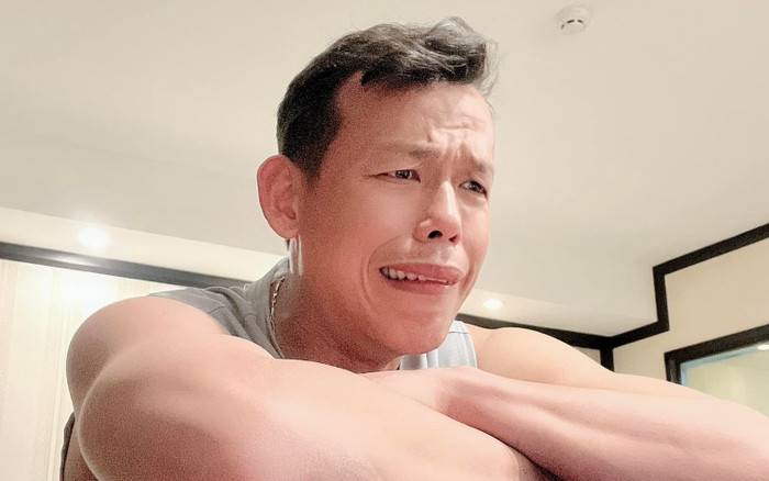 Thủ môn Bùi Tấn Trường ngồi xe lăn sau chấn thương Ảnh 2