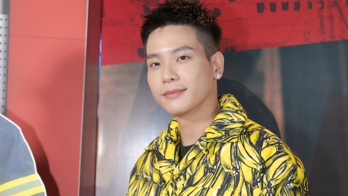 Quân A.P là nam ca sĩ trẻ được đông đảo khán giả yêu mến nhờ sở hữu ngoại hình điển trai, chất giọng trầm ấm đặc biệt. 