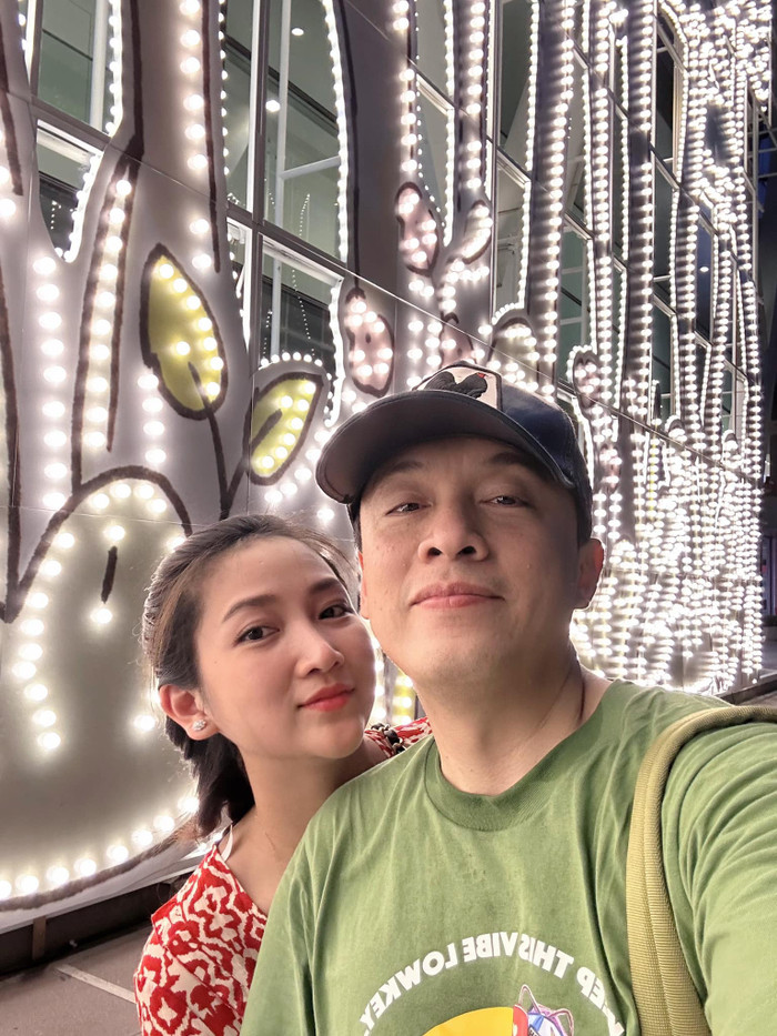 Bà xã từng là khán giả nhí của Lam Trường, được anh bế trên tay.