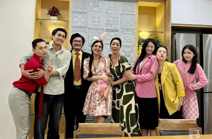 Ngọc Trinh (thứ 4 từ trái sang) thông báo hết vai trong dự án sitcom dài 100 tập.