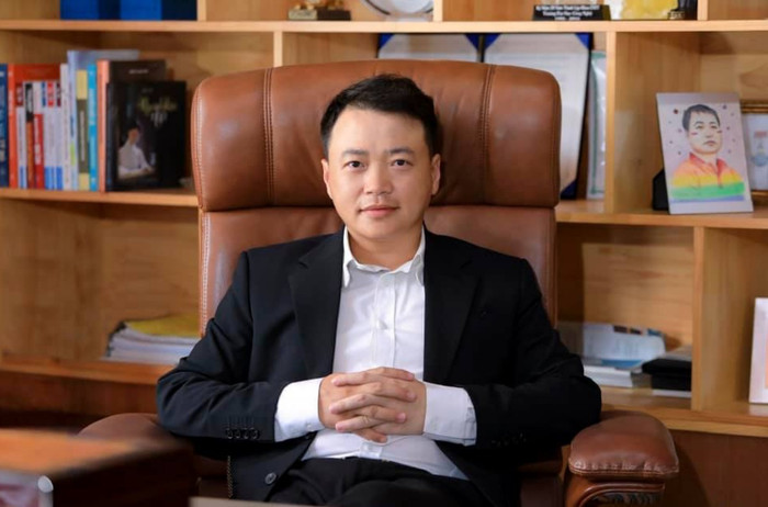 'Vị cá mập' vẫn chăm chỉ update công việc online, hoàn toàn không nhắc đến nguyên nhân dẫn đến sự cố phải ngồi xe lăn. 