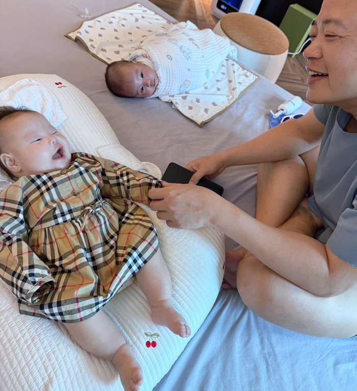 Trước đó, dù bận rộn công việc, Shark Bình vẫn dành thời gian để chơi cùng các con.