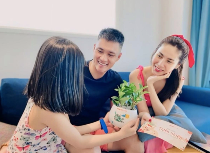 Cuộc sống giàu có, đáng ngưỡng mộ của Công Vinh và Thuỷ Tiên sau hơn 1 thập kỉ về chung nhà. 