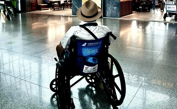 Shark Bình gặp sự cố dẫn đến bong gân, phải ngồi xe lăn để di chuyển. 