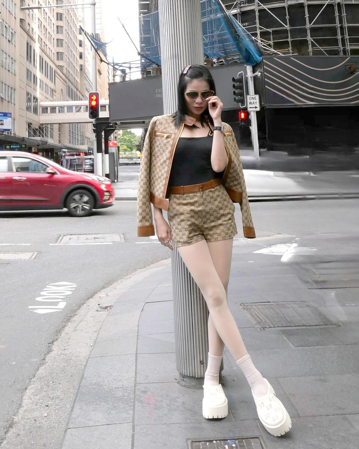 Ở khoảnh khắc khác, Lệ Quyên phối cùng áo khoác jacket đồng hoạ tiết và màu sắc.