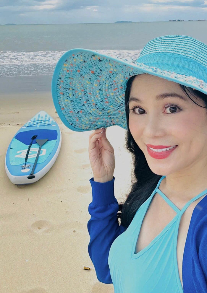 Dạ Thảo đăng hình ảnh con thuyền trùng hợp ngẫu nhiên với màu sắc trang phục của cô.