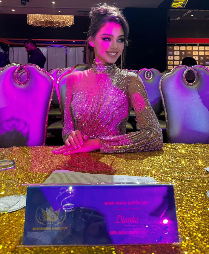 Vợ thủ môn Bùi Tiến Dũng đẹp tỏa sáng khi đảm nhiệm vai trò giám khảo quốc tế. Ảnh chụp màn hình