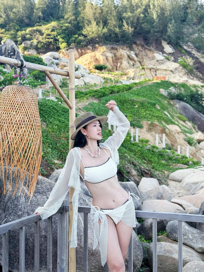 Siêu mẫu Anh Thư tiếp tục 'trình làng' vóc dáng nuột nà, săn chắc trong bộ áo tắm màu trắng. Để tăng thêm phần quyến rũ, chân dài còn phối cùng áo khoác và khăn lưới xuyên thấu. Một ưu điểm khác giúp Anh Thư toả sáng trong khung hình còn chính là nước da trắng sáng như gương, không chút khuyết điểm.