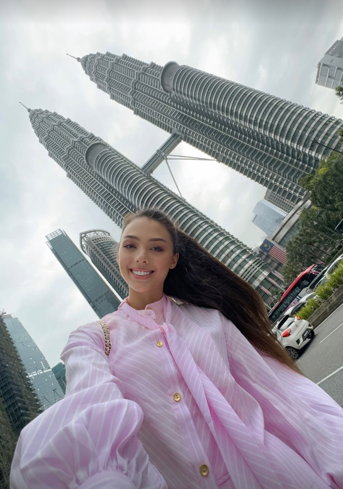 Dianka Zakhidova - vợ Bùi Tiến Dũng thả dáng giữa phố xá Singapore sau khi kết thúc công việc chấm thi Hoa hậu. Nàng WAG gây chú ý khi để gương mặt gần như mộc, không có quá nhiều son phấn. Vợ Bùi Tiến Dũng nhận được nhiều lời ngợi khen với đường nét mềm mại, thanh toát tựa 'búp bê sống'. Không những vậy, nữ người mẫu còn nhận nhiều lời ngợi khen với làn da mịn màng, không chút khuyết điểm.