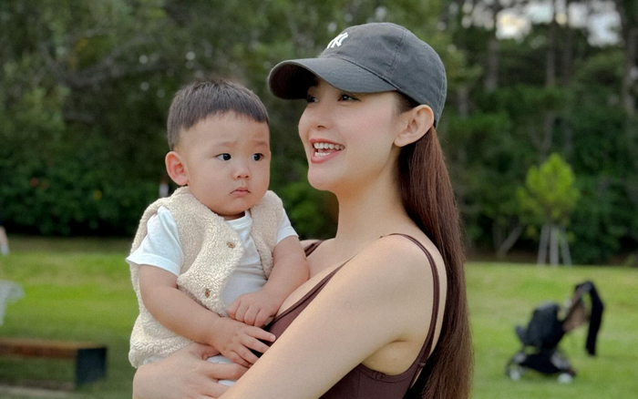 Minh Hằng vui vẻ bế quý tử trên tay. Ảnh: FBNV