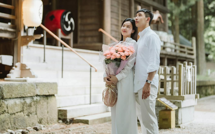 Midu thường lấy những vật như túi xách, bó hoa để che đi vòng hai. Ảnh: FBNV