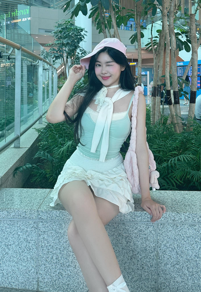 Ngoài việc 'đu trend' thời trang Y2K, Lọ Lem cũng không nằm ngoài trào lưu trang điểm douyin. Con gái Quyền Linh không đánh lớp nền quá dày, tạo khối mạnh tay mà chỉ đánh nền mỏng nhẹ. Thay vào đó, Lọ Lem tập trung cho phần má hồng phớt ngọt ngào cùng đôi môi căng bóng. Cô nàng còn uốn gợn sóng nhẹ nhàng cho mái tóc.