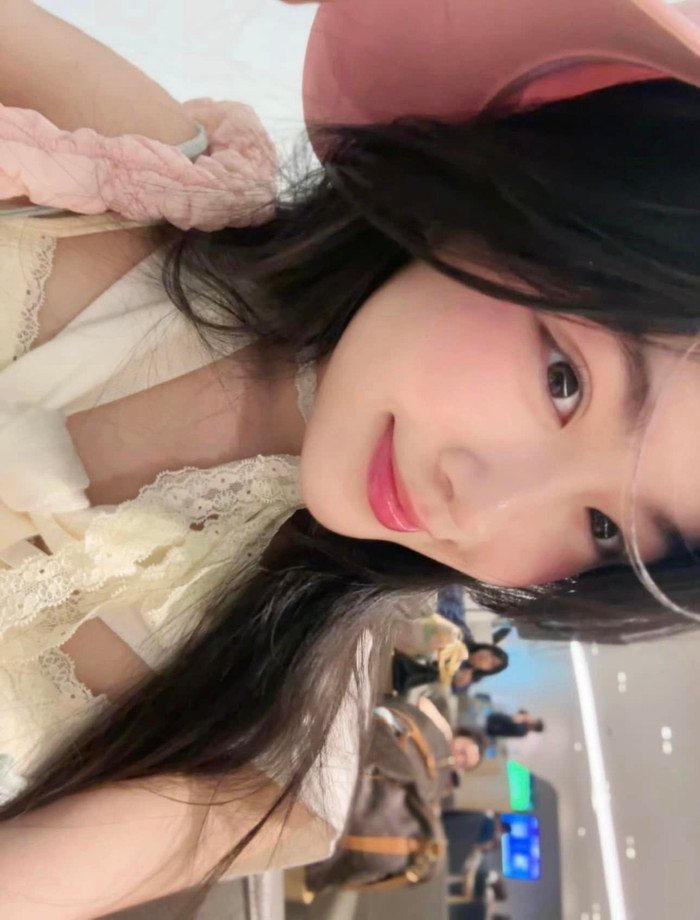 Trong một góc ảnh khác, Lọ Lem bất ngờ zoom cận gương mặt. Cô ghi điểm với đường nét mềm mại, thanh toát tựa tiên tỷ. Ưu điểm này cùng vóc dáng chuẩn chỉnh của con gái Quyền Linh khiến khán giả một lần nữa đề xuất cô nàng ghi danh chinh chiến tại một cuộc thi nhan sắc.