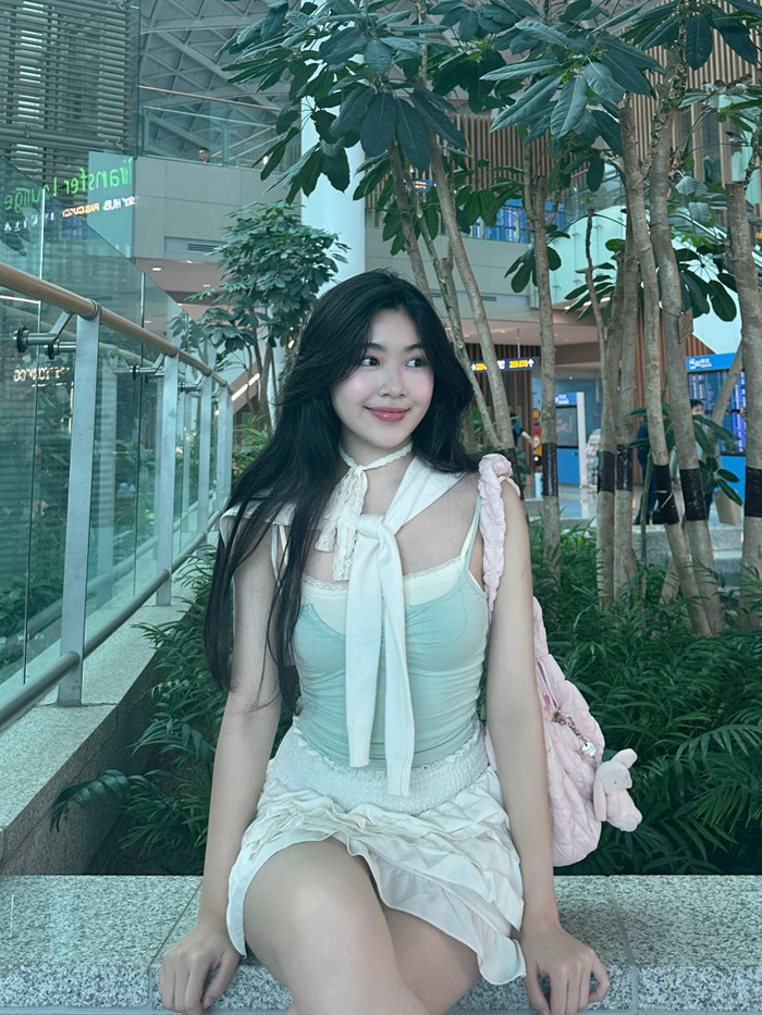 Lọ Lem tạo nhiều dáng nhí nhố, đáng yêu, phù hợp với lứa tuổi 18.