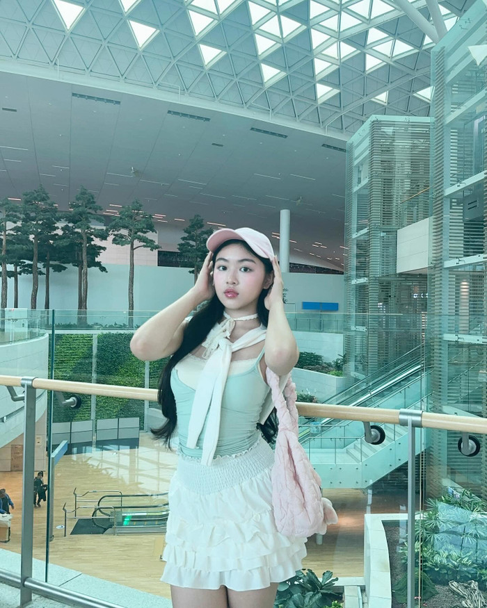 Mới đây, Lọ Lem - con gái Quyền Linh đăng tải bộ ảnh tự tin 'thả dáng' tại sân bay Incheon, Hàn Quốc. Chỉ sau nửa tiếng lên sóng, khoảnh khắc này đã thu hút hơn 6000 lượt yêu thích minh chứng rõ sức hút không phải dạng vừa của cô nàng. Lọ Lem gây chú ý với gu thời trang pha trộn giữa phong cách Y2K cùng tinh thần quyến rũ, phóng khoáng và nhiều màu sắc.