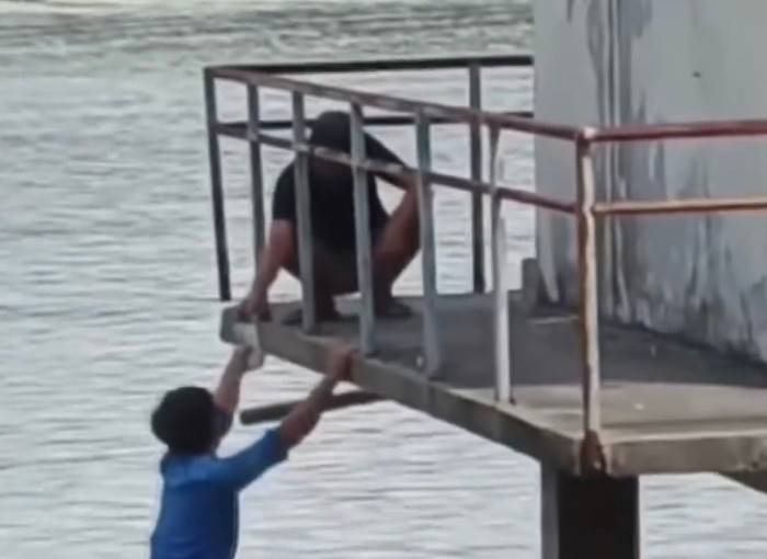 Năm 2017, Trọng bắt đầu nảy sinh ý định bắt các ghe đánh bắt cá phải chung chi tiền hàng tháng. Ảnh cắt từ clip.&nbsp;