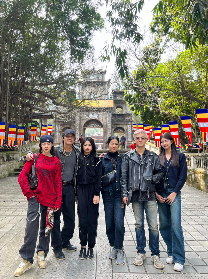 Võ Hoài Anh (áo đỏ) - con gái diễn viên Võ Hoài Nam lần đầu đóng phim