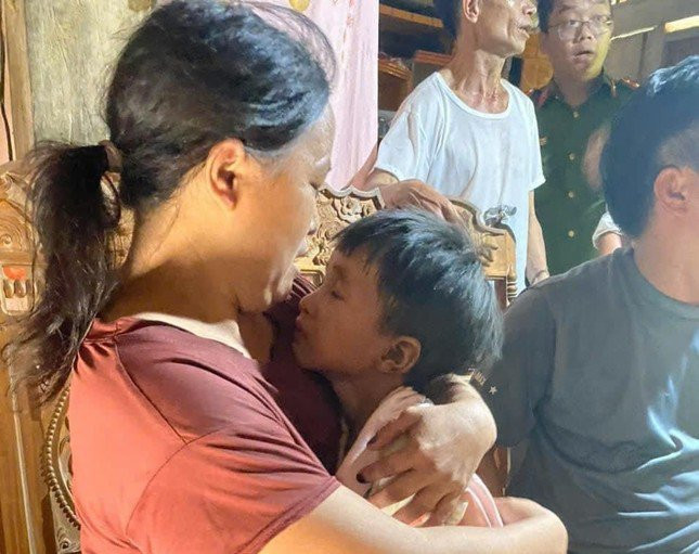 Chị Phái ôm con vào lòng