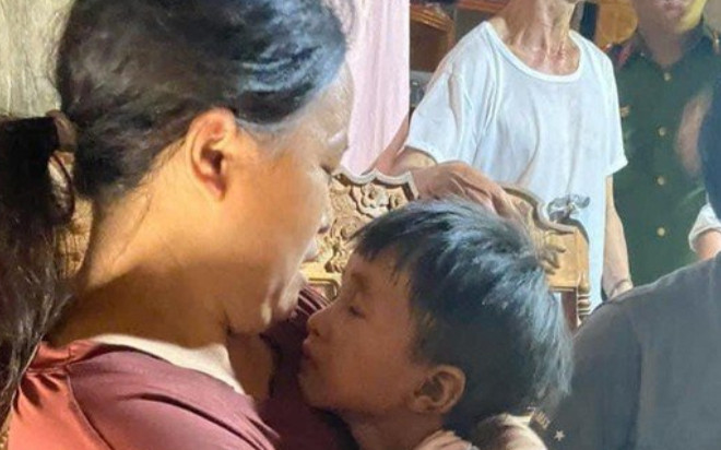 Vỡ òa giây phút bé 6 tuổi gặp lại gia đình sau 5 ngày lạc trong rừng Ảnh 2