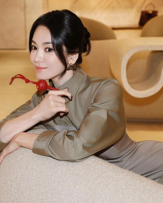 Song Hye Kyo lần đầu tiết lộ về hình mẫu bạn trai lý tưởng, lý do ly hôn Song Joong Ki là đây? Ảnh 1