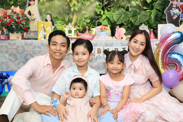 Khánh Thi - Phan Hiển luôn cố gắng làm việc vì các con. Ảnh: FBNV