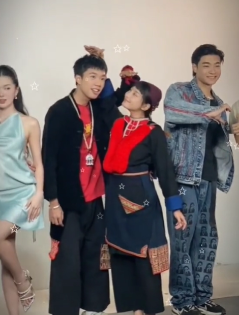 Hình ảnh hậu trường của cặp đôi Pu - Chải dự báo cái kết của phim Đi giữa trời rực rỡ. 