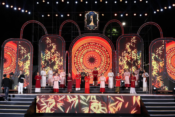 Đêm tổng duyệt với sự góp mặt của nhiều nghệ sĩ, người mẫu, doanh nhân nổi tiếng.