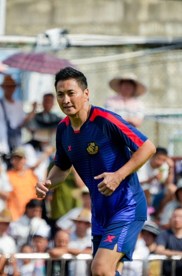 Hà Gia Kính vẫn phong độ, bất chấp chuyện tuổi tác. 