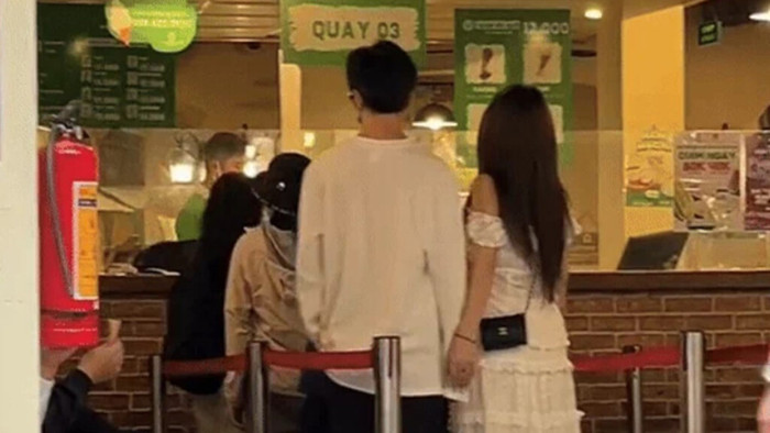 Tấm hình ViruSs nắm tay Ngọc Kem từng gây xôn xao cõi mạng. Ảnh: FBNV