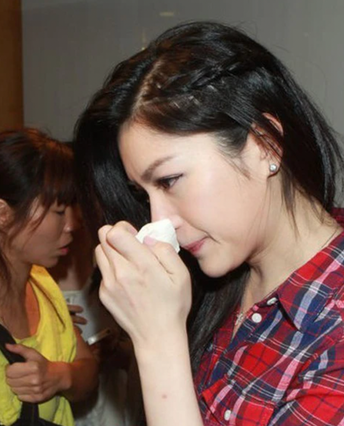 Hai lần lộ ảnh 'nóng' trong xe hơi của Cẩu Vân Tuệ khiến cô bị công chúng 'quay lưng'.