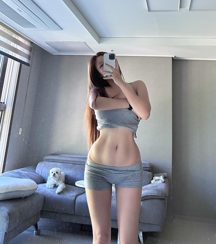 Dù đã bước sang tuổi 35, Choi Somi vẫn khiến người theo dõi phải ganh tị với vóc dáng vô cùng gợi cảm nhờ luyện tập chăm chỉ.&nbsp;