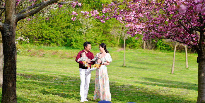 Vợ Shark Hưng sinh đôi 2 con trai.