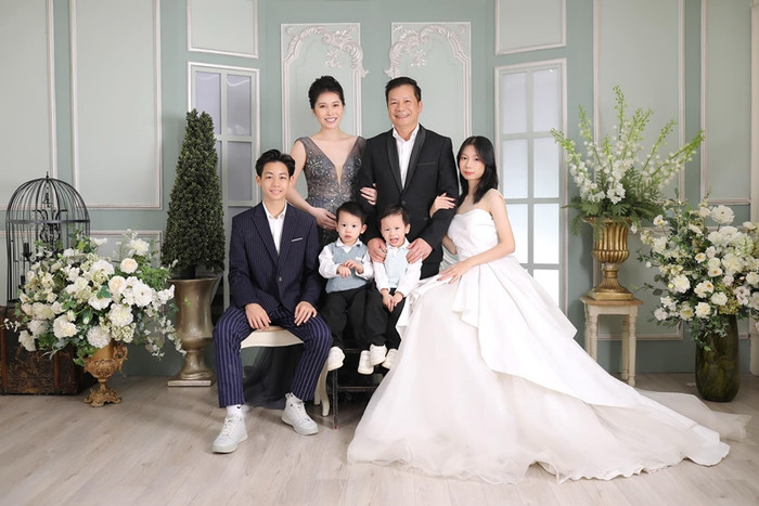 Tổ ấm đông con của Shark Hưng.