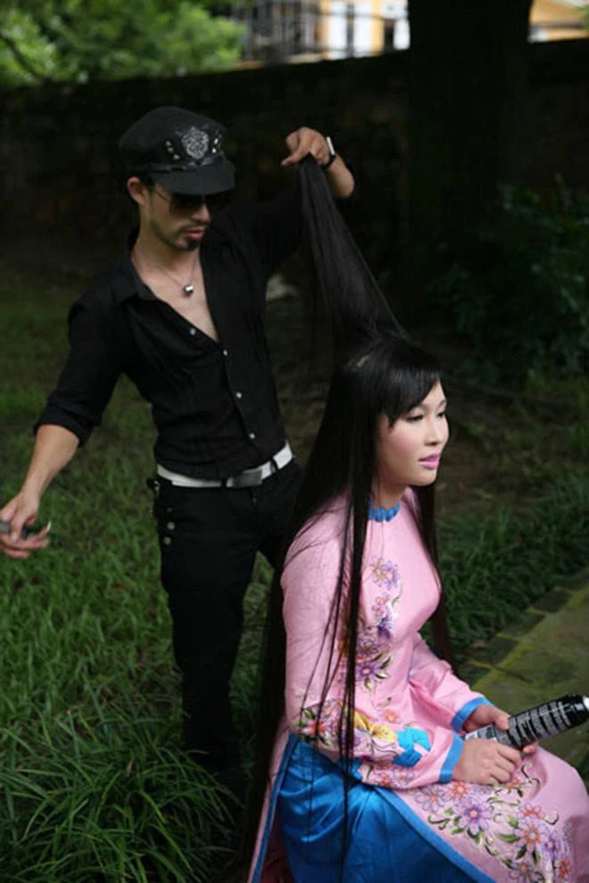 Mái tóc dài và vẻ đẹp khả ái của cô gây ấn tượng.