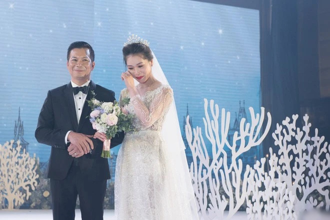 Đại gia Phạm Thanh Hưng trong đám cưới lung linh với vợ trẻ.